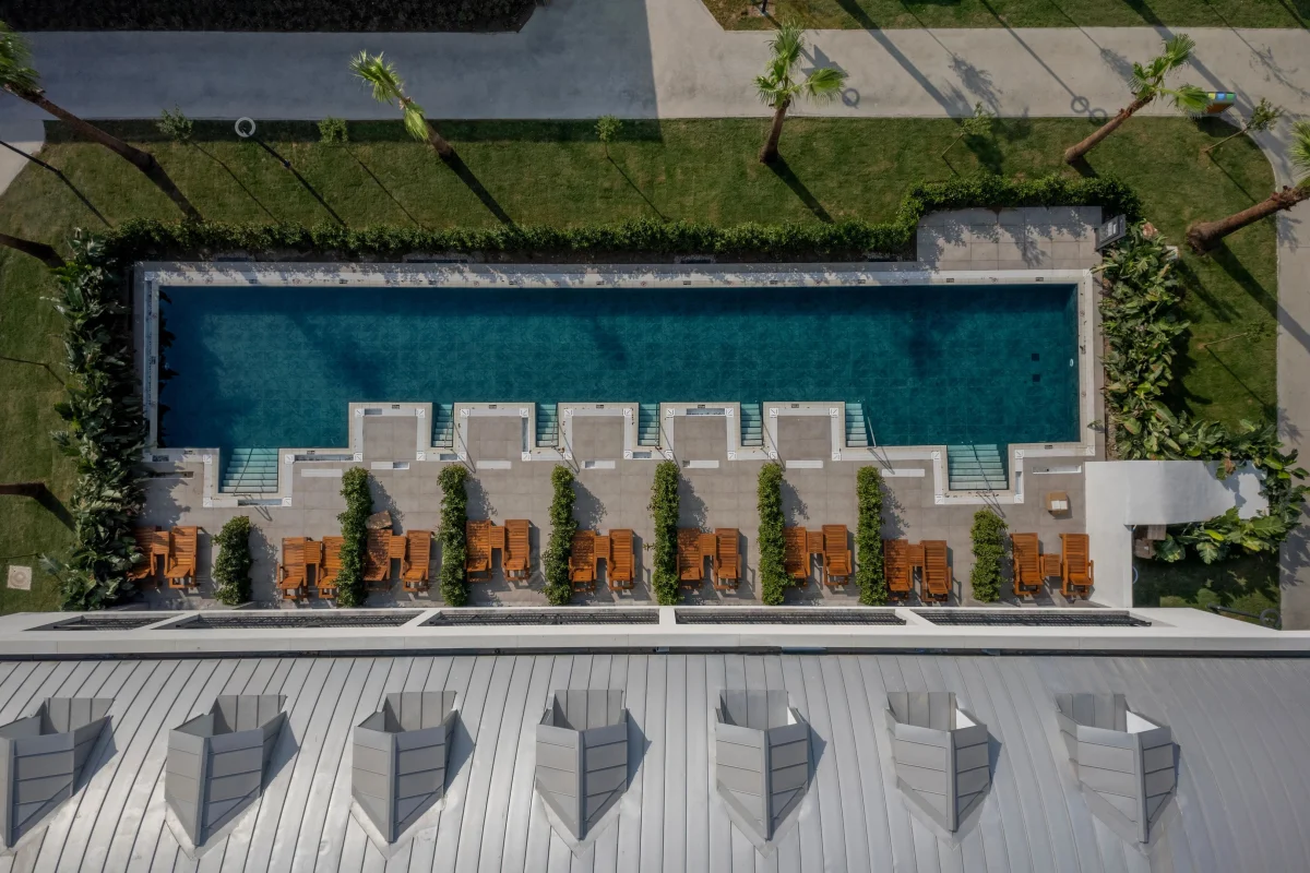 Deluxe Swim Up
