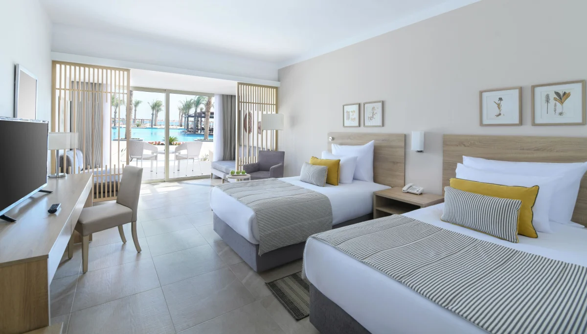 Deluxe family, Queen or Twin Bed, pool &sea  (делюкс семейный номер с видом на бассейн)
