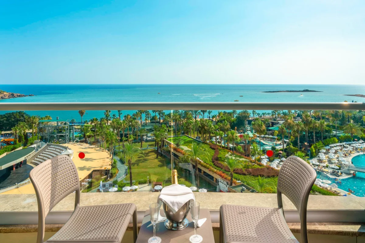 Junior Suite with Sea View (стандартный люкс с видом на море)