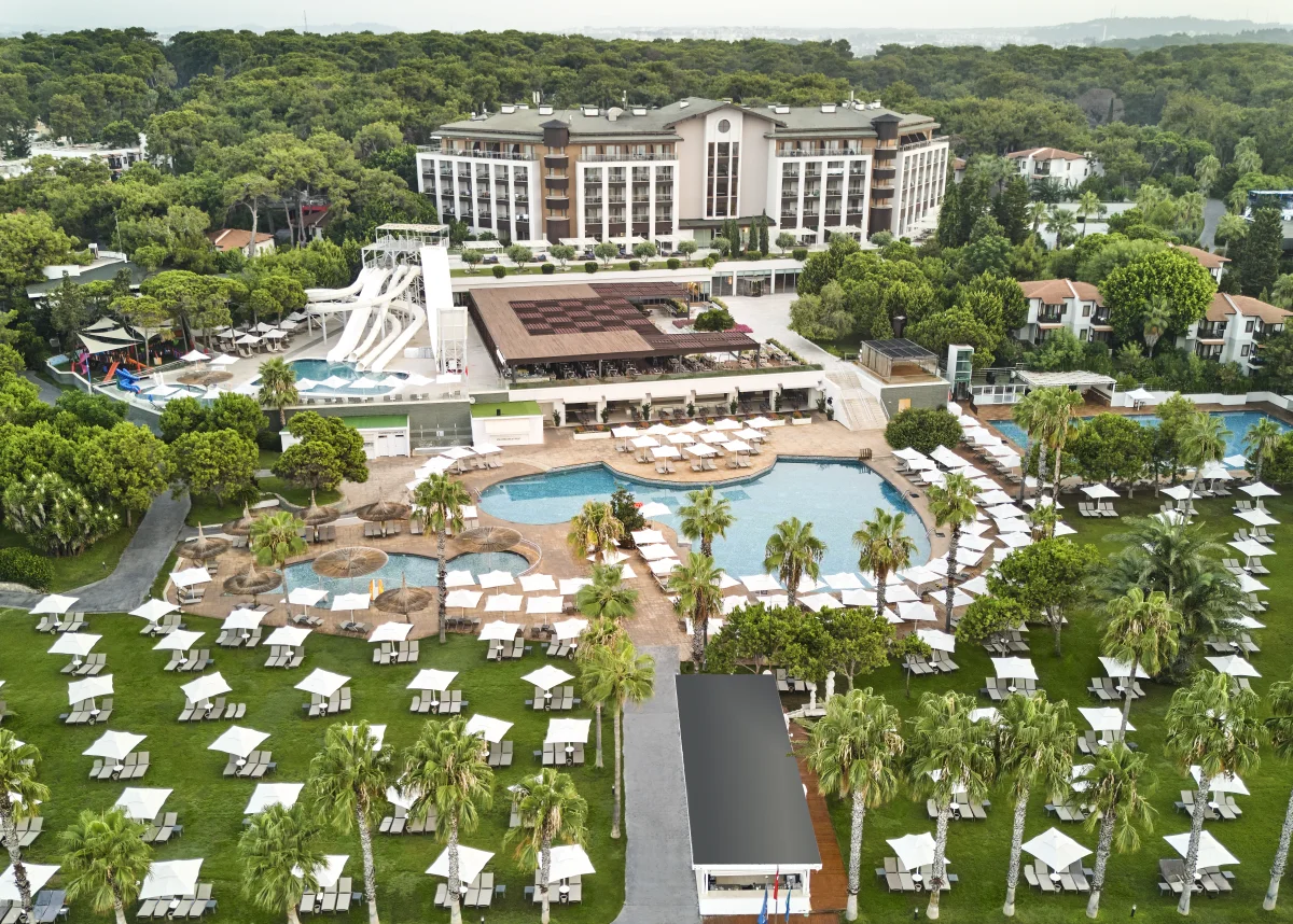 Voyage Sorgun с высоты: корпус, бассейны и сосновый лес Соргуна