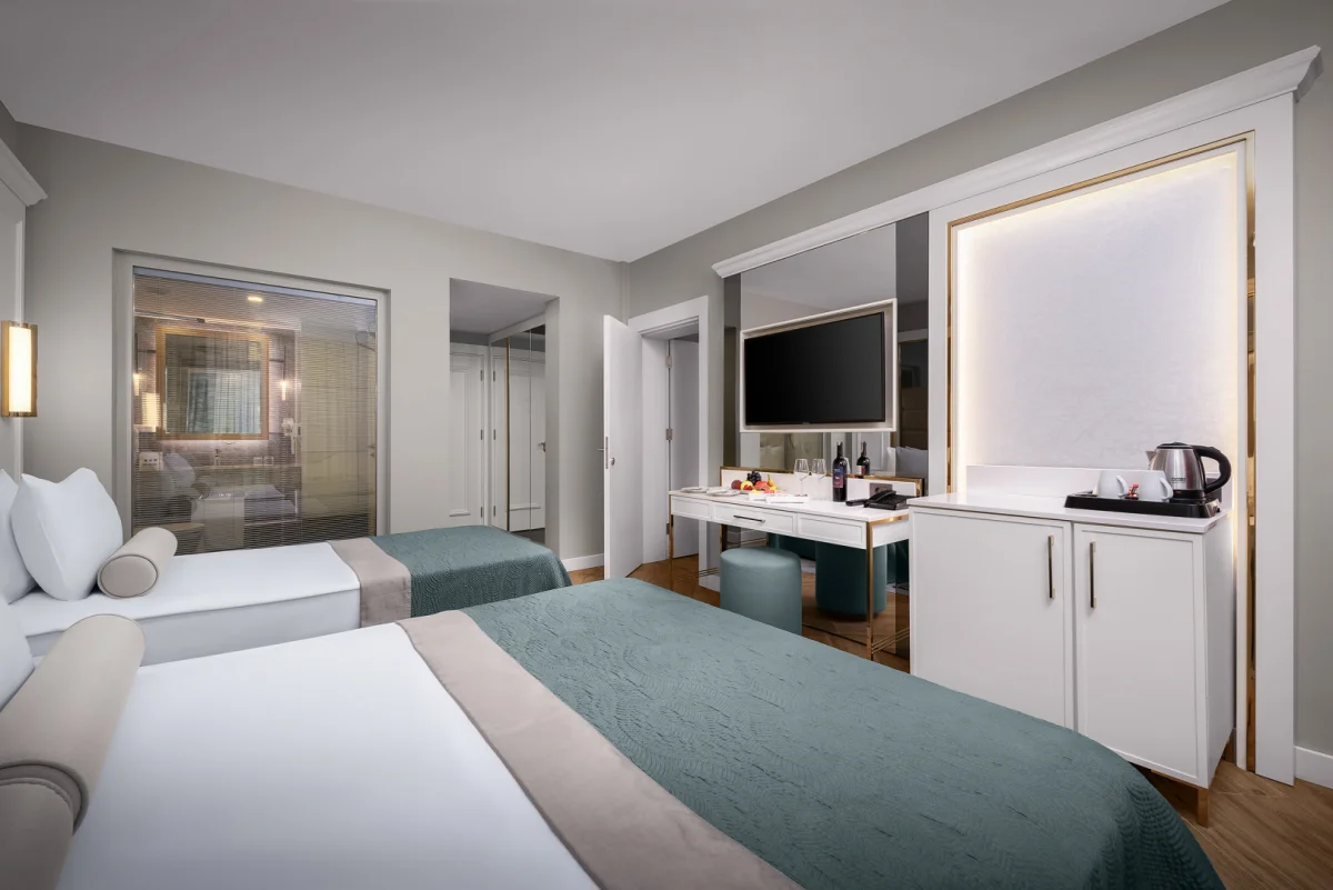 Deluxe Connection Room Partial View