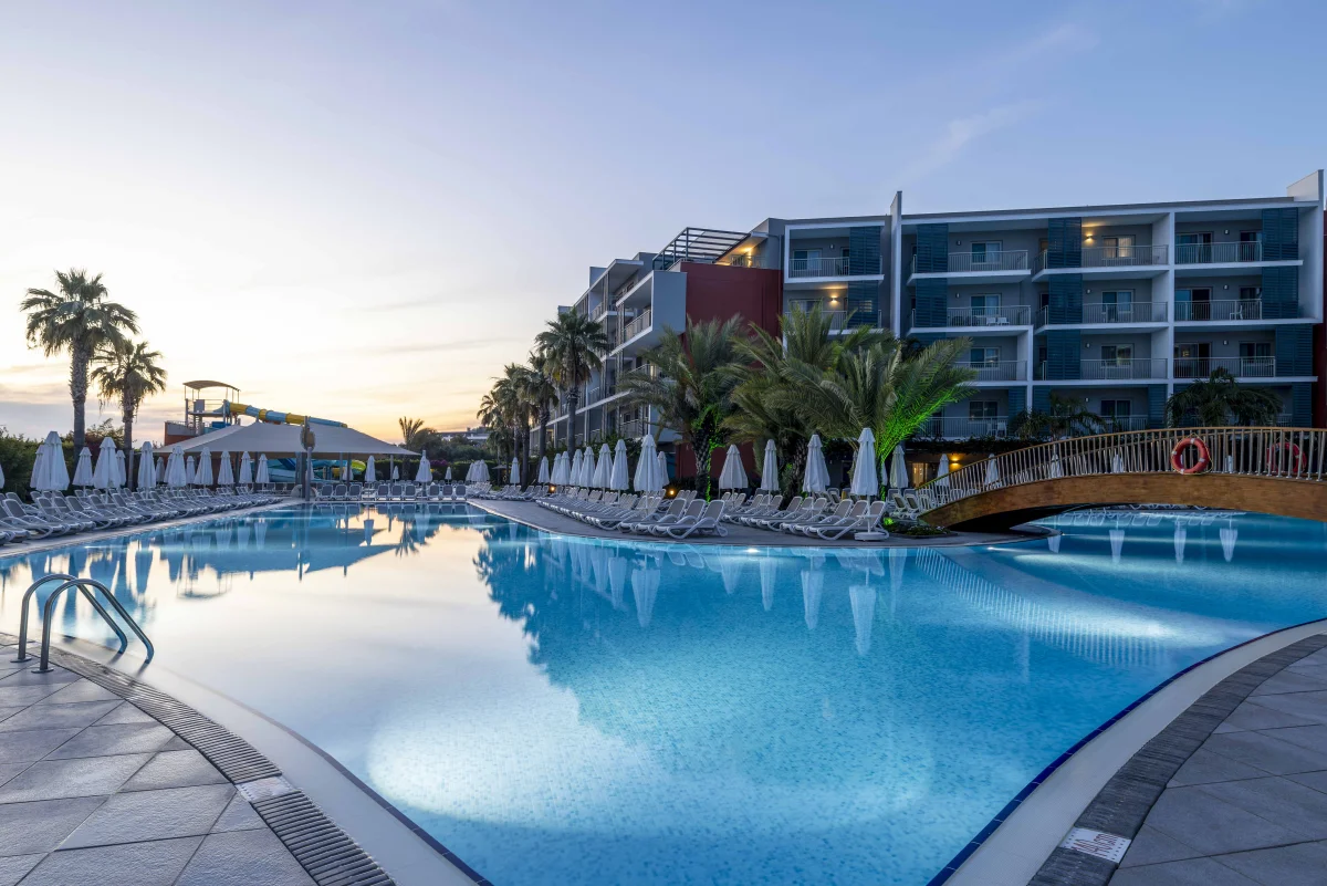 Бассейн Barut Goia на закате