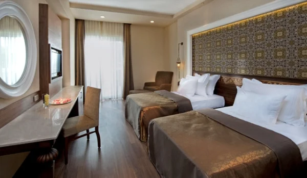 Deluxe Pool Room