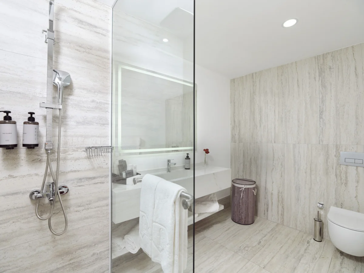 Pearl Large Room