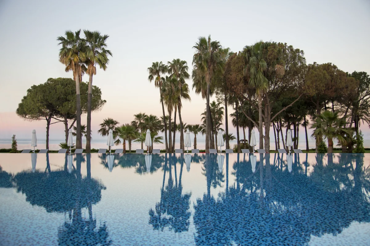 Бассейн Acanthus and Cennet Barut Collection в сумерках