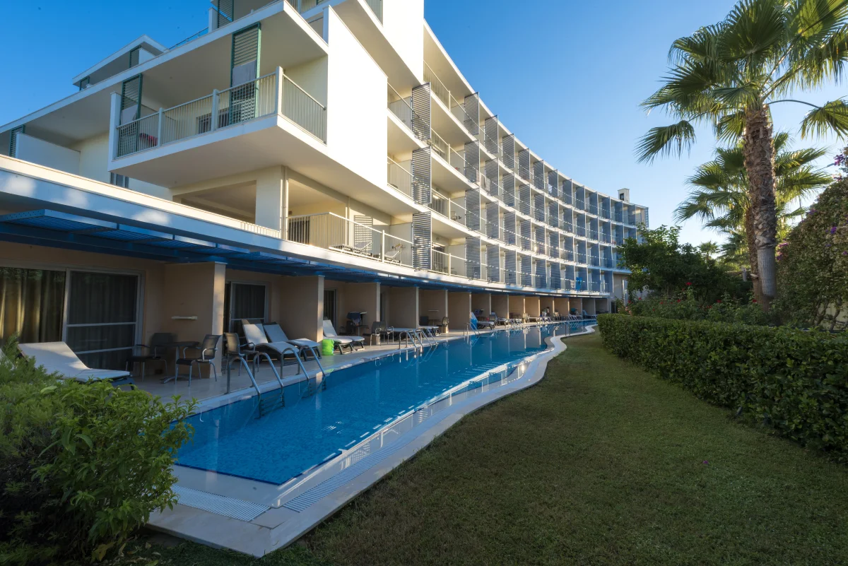 Бассейн TUI BLUE Side на закате