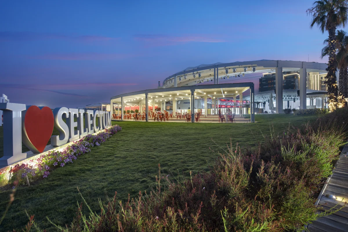 Пляж Selectum Luxury Resort Belek с пирсом и кабанами
