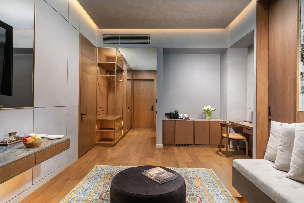 Премиум-сьют с одной спальней, частичным видом на море и балконом
