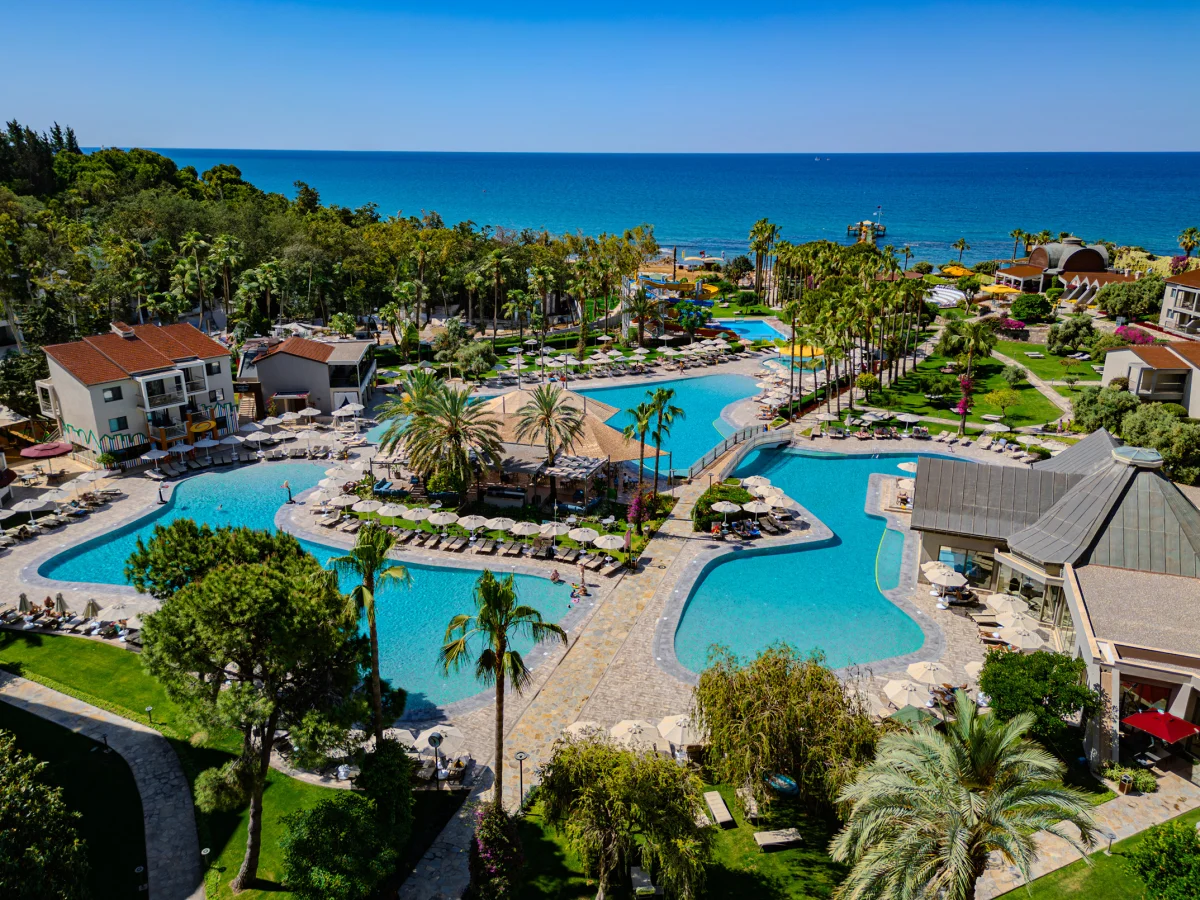 Бассейны Arum Barut Collection у моря, вид сверху