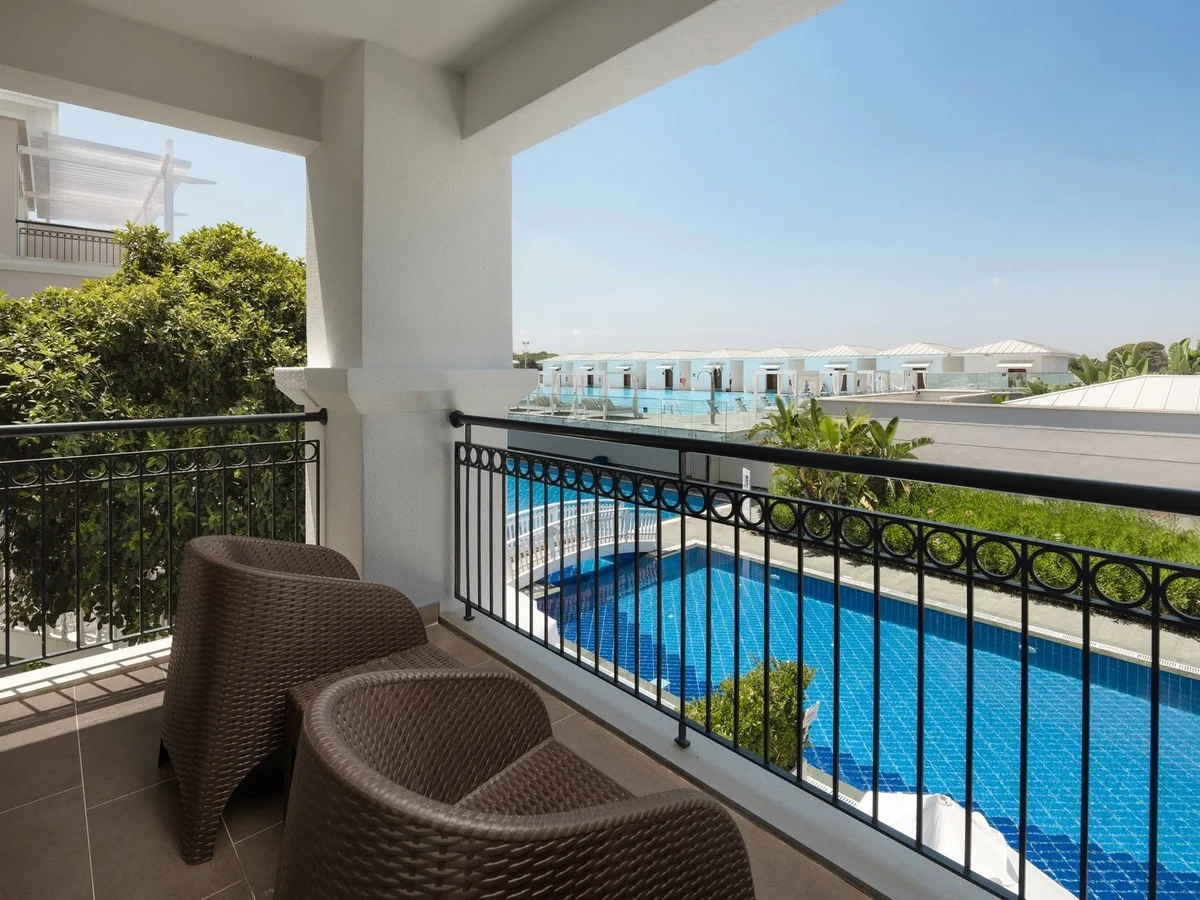 Family Pool Balcony 2nd floor (семейный номер с балконом у бассейна)