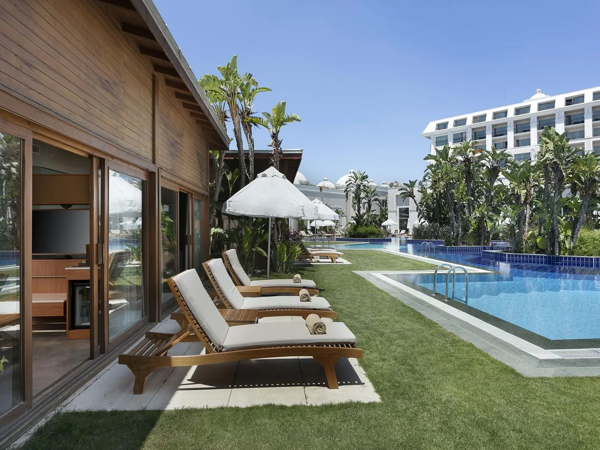 Bali House Swim Up (номер у бассейна с выходом к воде)