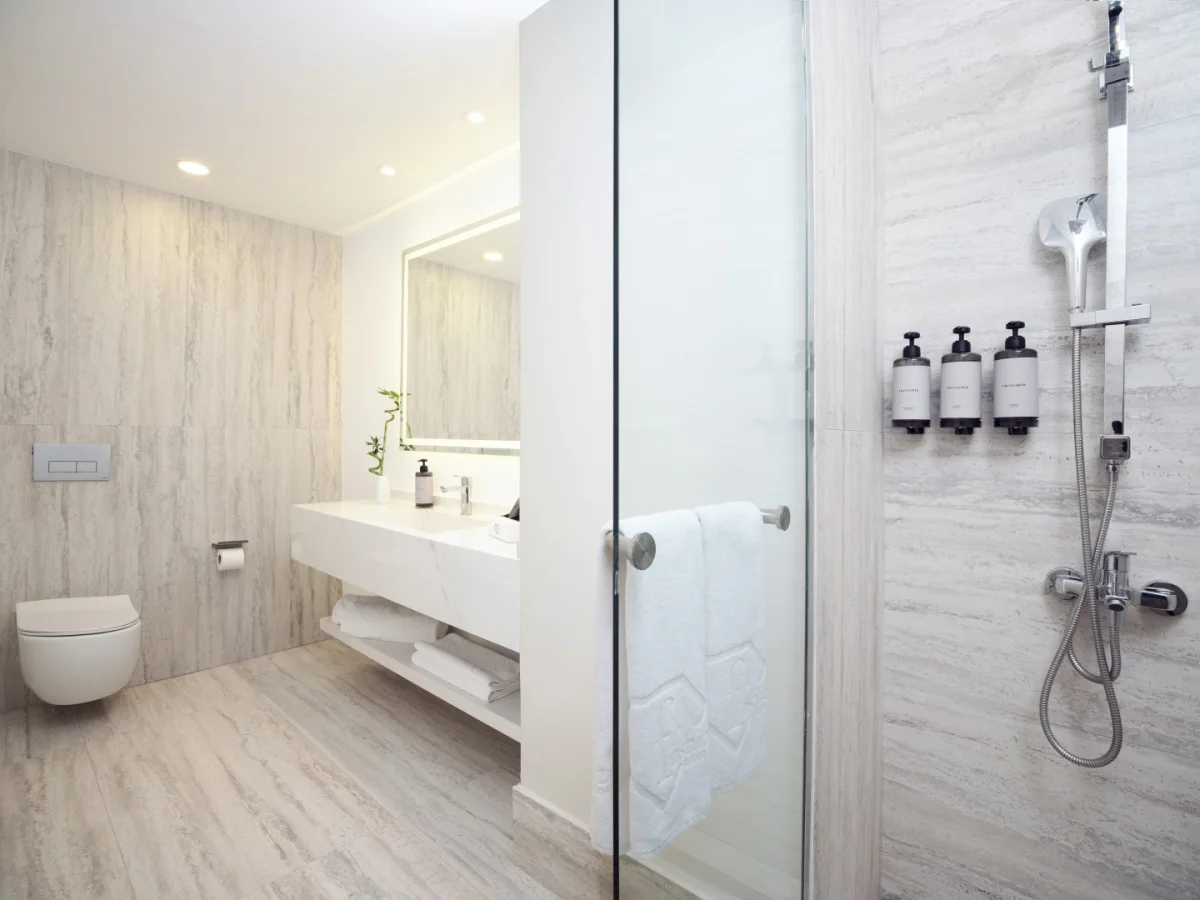 Pearl Corner Room