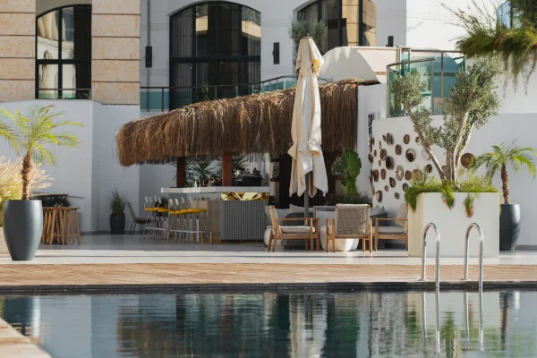 Chill & Pool Bar