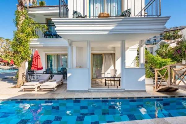 Семейный номер с выходом в бассейн Lake House