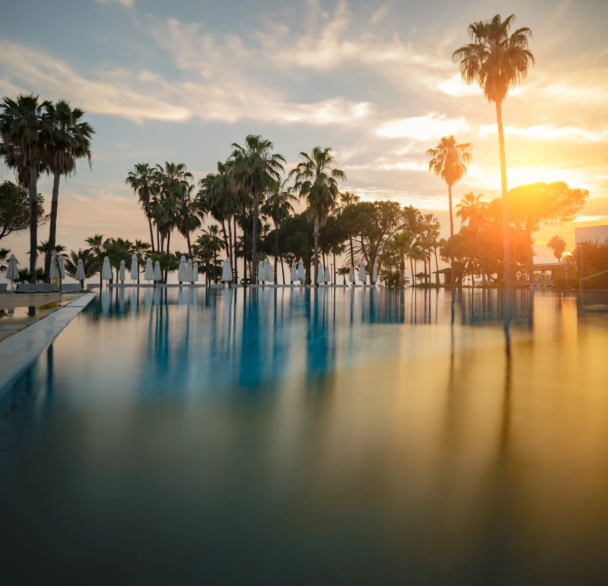Инфинити-бассейн Acanthus and Cennet Barut Collection на закате