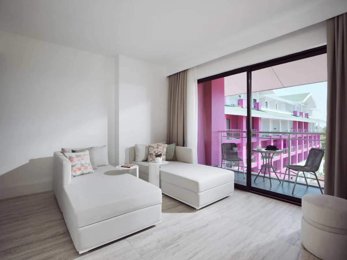 Pearl Corner Room