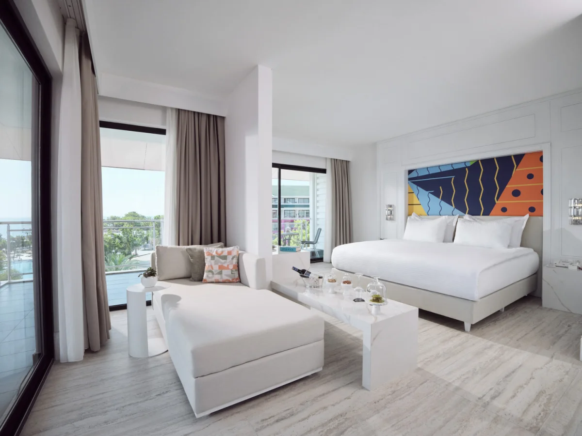 Pearl Corner Room