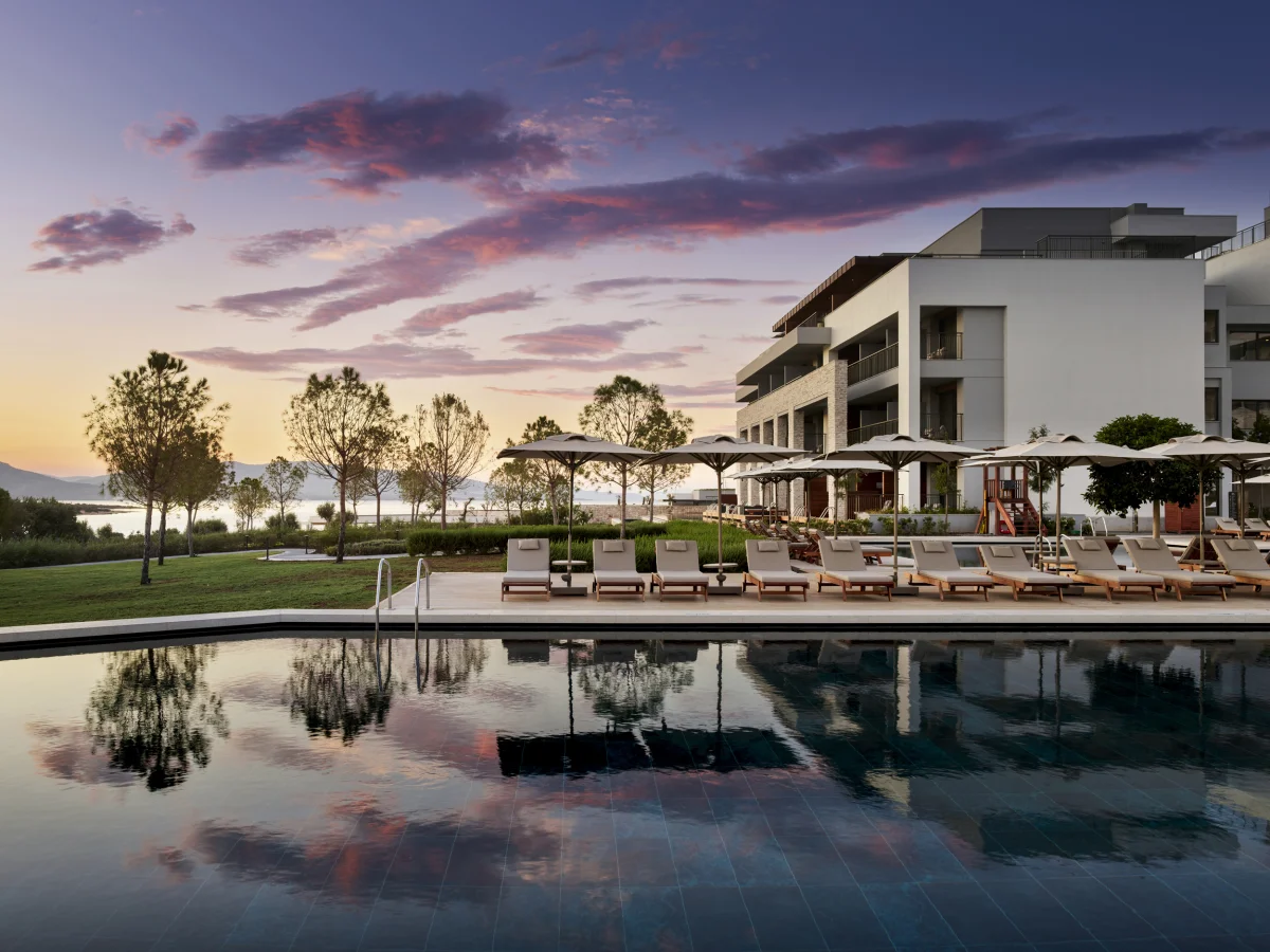 Инфинити-бассейн Anda Barut Collection на закате