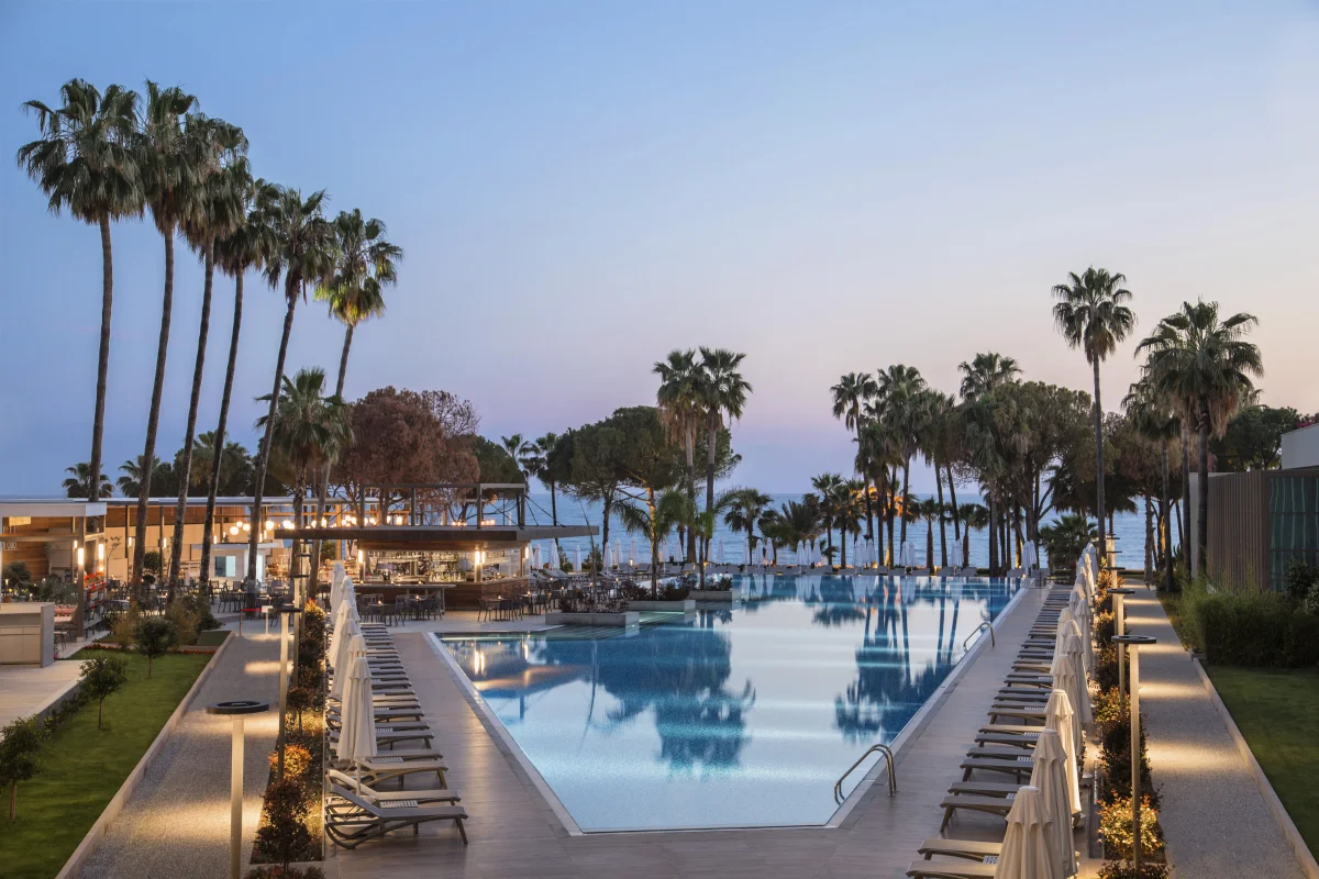 Бассейн Acanthus and Cennet Barut Collection в Сиде на закате
