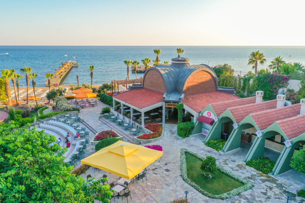 Пляжный клуб Arum Barut Collection у моря