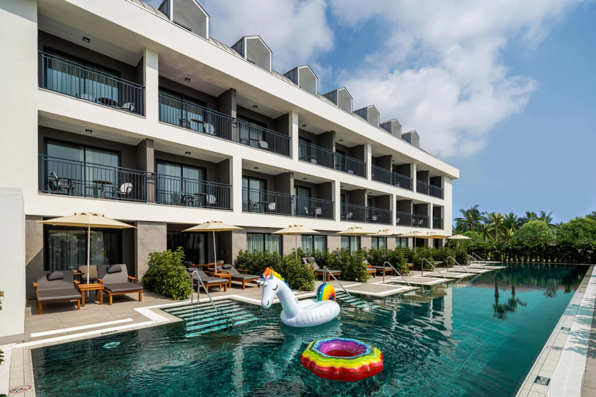 Deluxe Swim Up