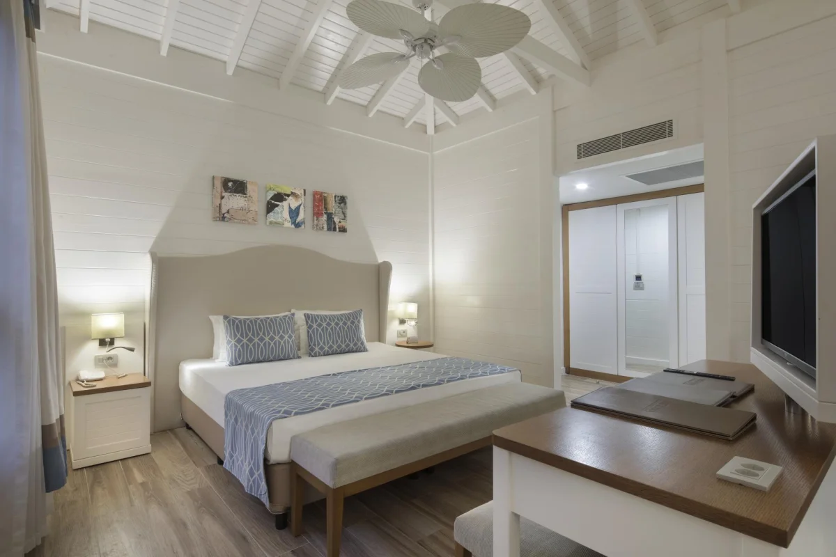 Cedar House с видом на лагуну