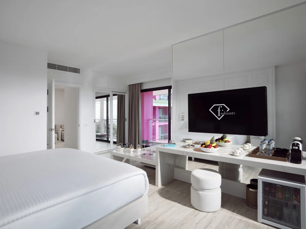 Pearl Corner Room