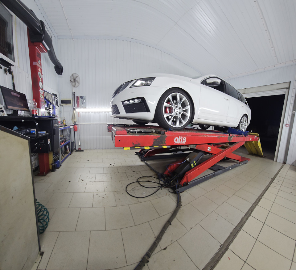Фото в бортжурнале Skoda Octavia Combi RS A7 Mk3