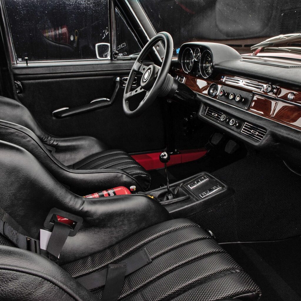 Mercedes-Benz 300 SEL «Красная свинья»: знаковый проект AMG и его современное наследие