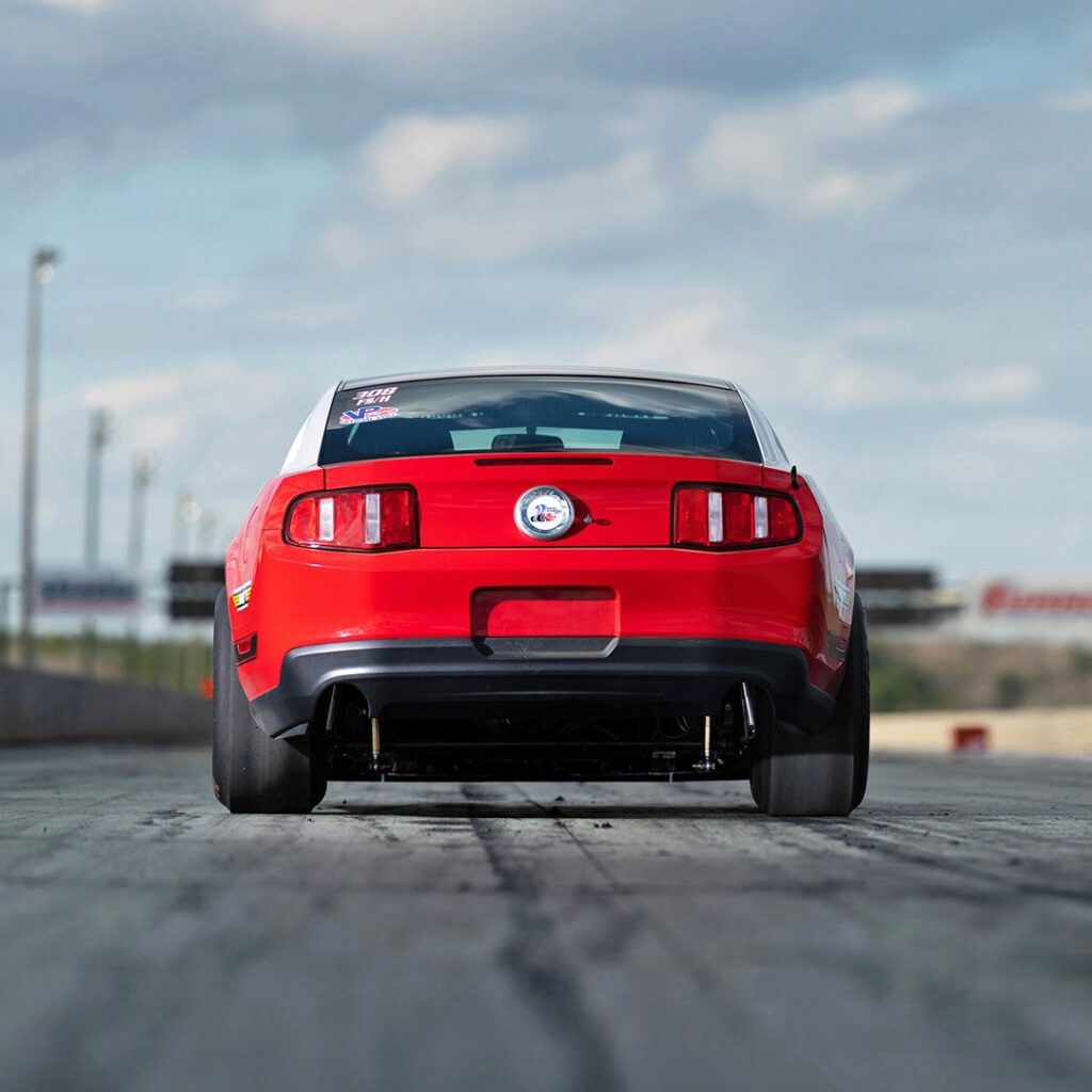 Ford Mustang Cobra Jet: легенда дрэг-рейсинга и его особенности