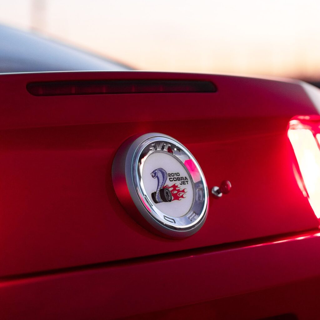 Ford Mustang Cobra Jet: легенда дрэг-рейсинга и его особенности