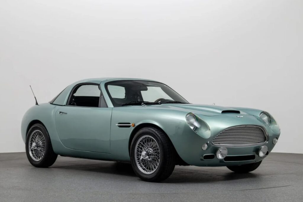 Mazda MX-5 в стиле ретро: необычный родстер с обликом Aston Martin выставлен на аукцион