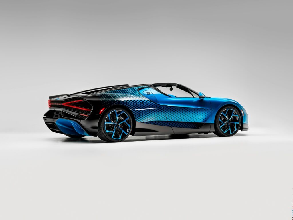 Bugatti завершила серию уникальных суперкаров для коллекционера Хези Шакеда