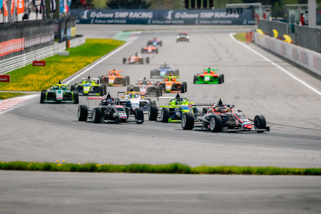 Аналитический обзор: Расписание гоночного дня РСКГ и Формулы 4 на Moscow Raceway 17 мая