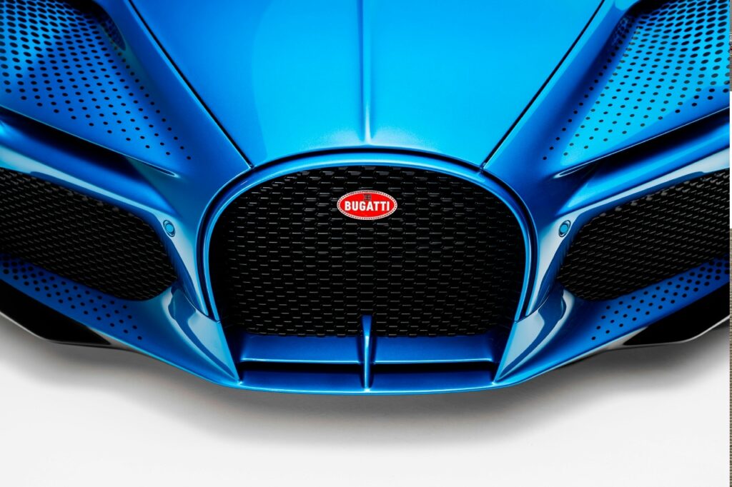 Bugatti завершила серию уникальных суперкаров для коллекционера Хези Шакеда