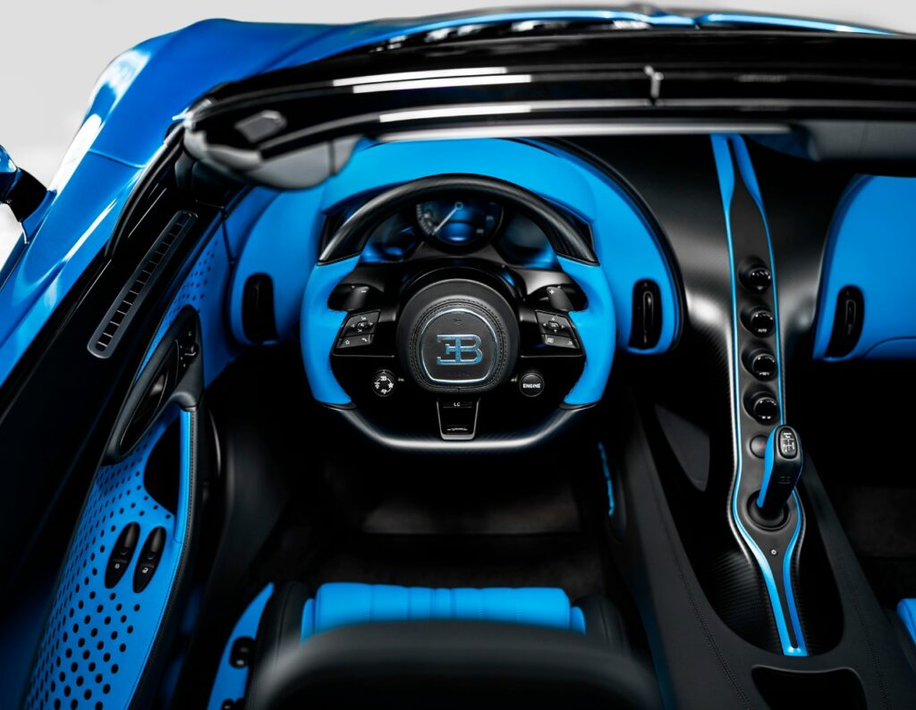 Bugatti завершила серию уникальных суперкаров для коллекционера Хези Шакеда