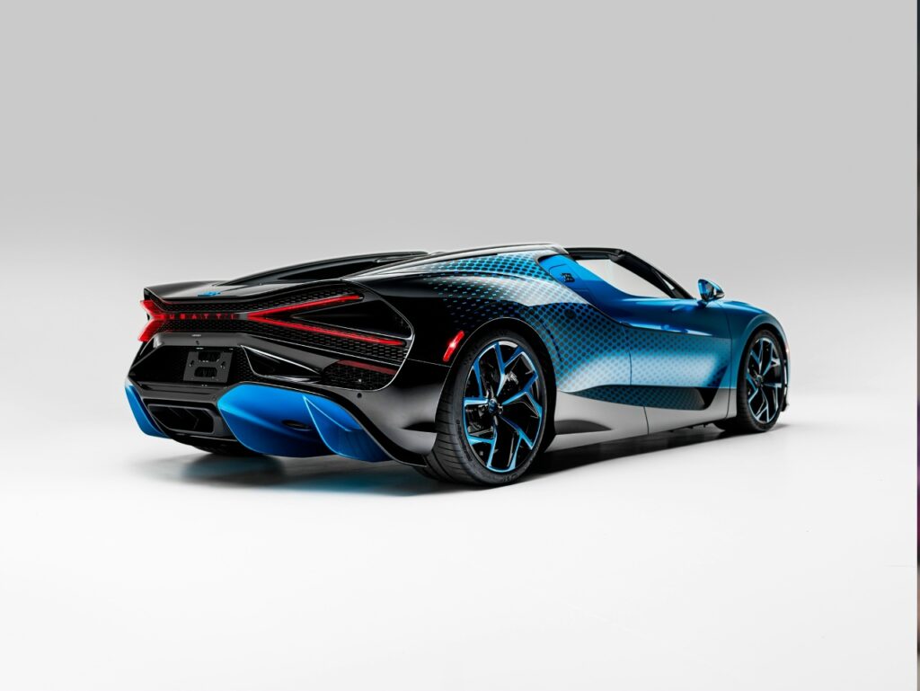 Bugatti завершила серию уникальных суперкаров для коллекционера Хези Шакеда