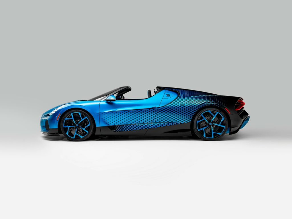 Bugatti завершила серию уникальных суперкаров для коллекционера Хези Шакеда