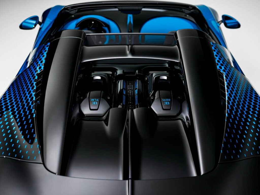 Bugatti завершила серию уникальных суперкаров для коллекционера Хези Шакеда