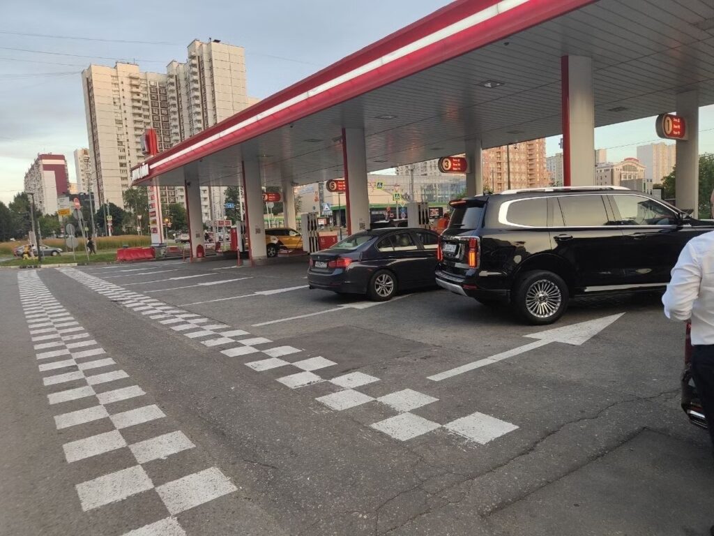 В Москве исчезли очереди на автозаправках: причины и последствия