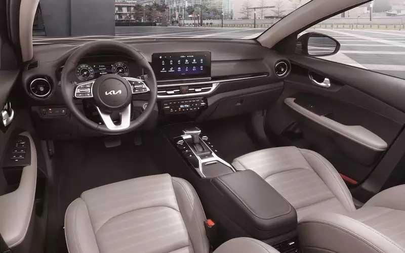 В России стартовали продажи Kia K3 по схеме параллельного импорта: анализ цен и комплектаций