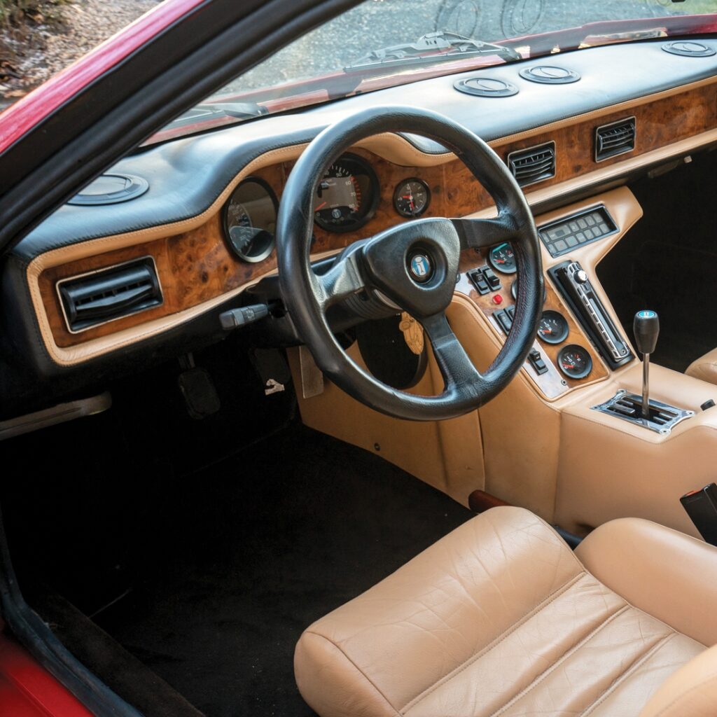 De Tomaso Pantera SI: Итальянский суперкар 90-х с уникальной историей и техническими характеристиками