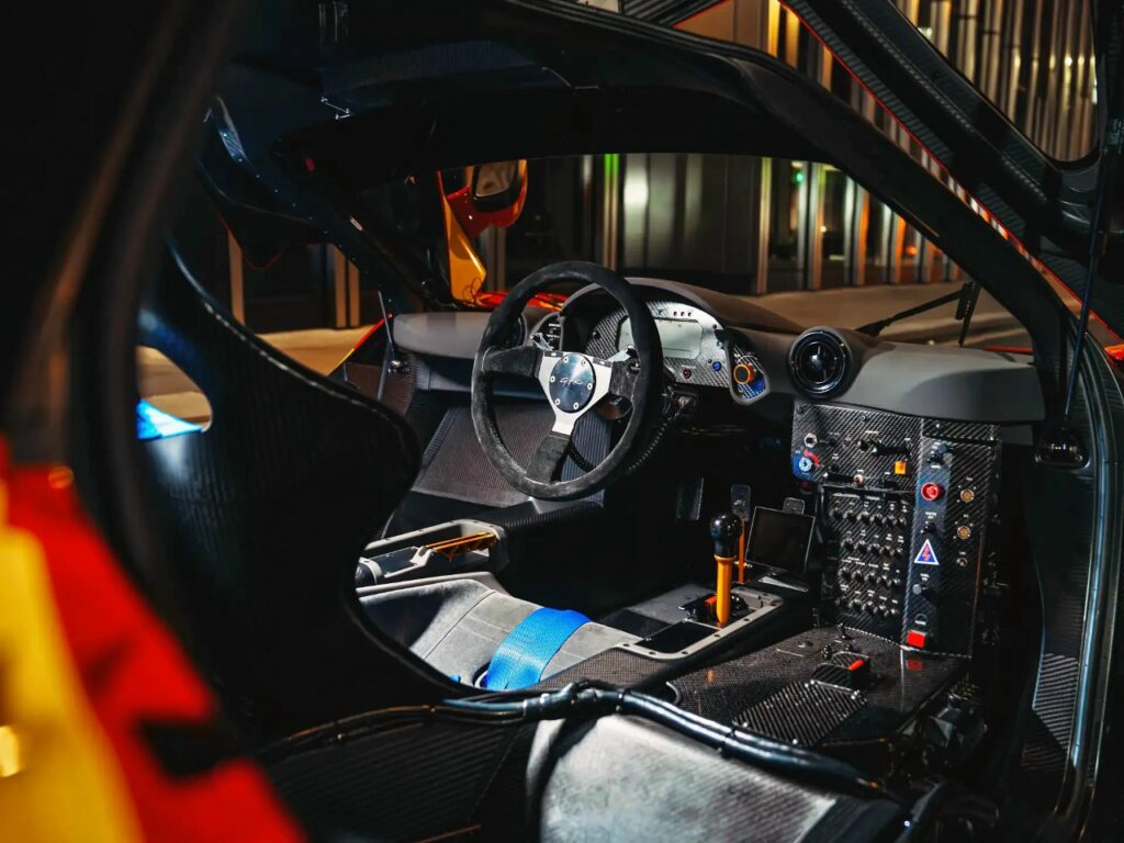 McLaren F1 GTR с номером шасси 10R: уникальный гоночный автомобиль на аукционе RM Sotheby’s в Монтерее 2026