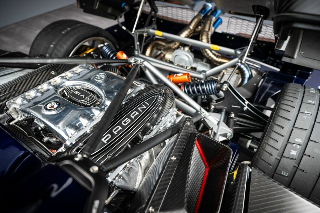 Аналитический обзор: Эксклюзивный Pagani Huayra 70 Derecho с задним приводом и механикой