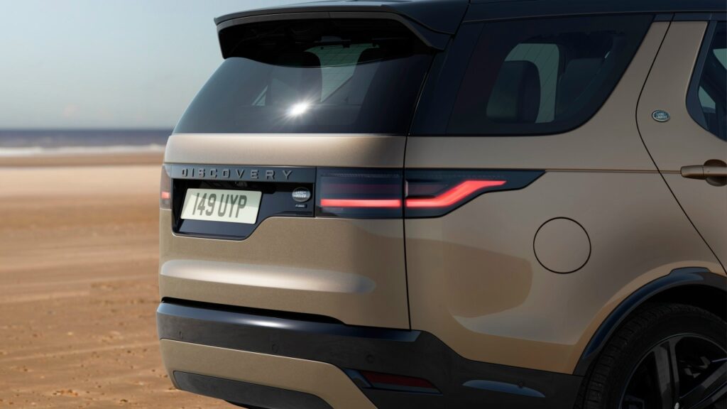 Land Rover отзывает более 15 тысяч Discovery из-за проблем с камерой заднего вида