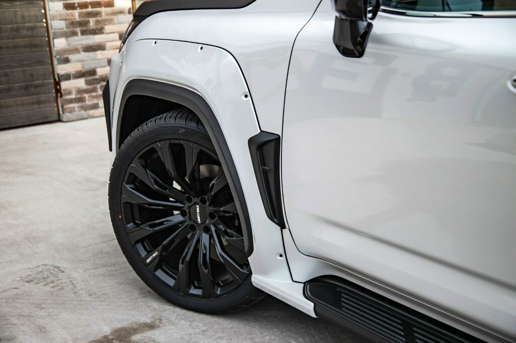 Тюнинг Lexus LX600 от Liberty Walk: инновационный проект LB-WORKS