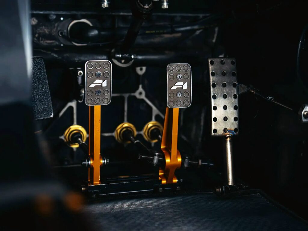 McLaren F1 GTR с номером шасси 10R: уникальный гоночный автомобиль на аукционе RM Sotheby’s в Монтерее 2026