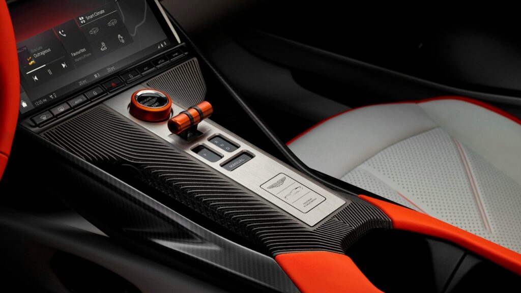 Aston Martin Valen: новый рубеж в мире переднемоторных суперкаров