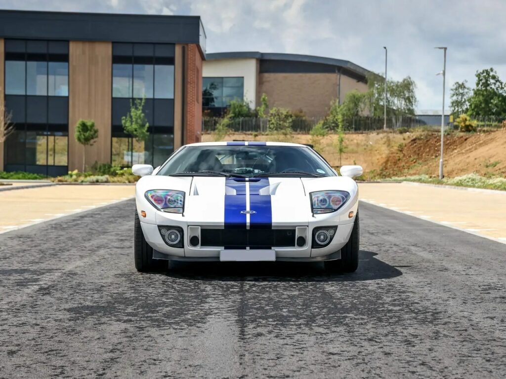 Аналитический обзор: Особенности и характеристики Ford GT европейской спецификации с гоночной ливреей Sonic Blue
