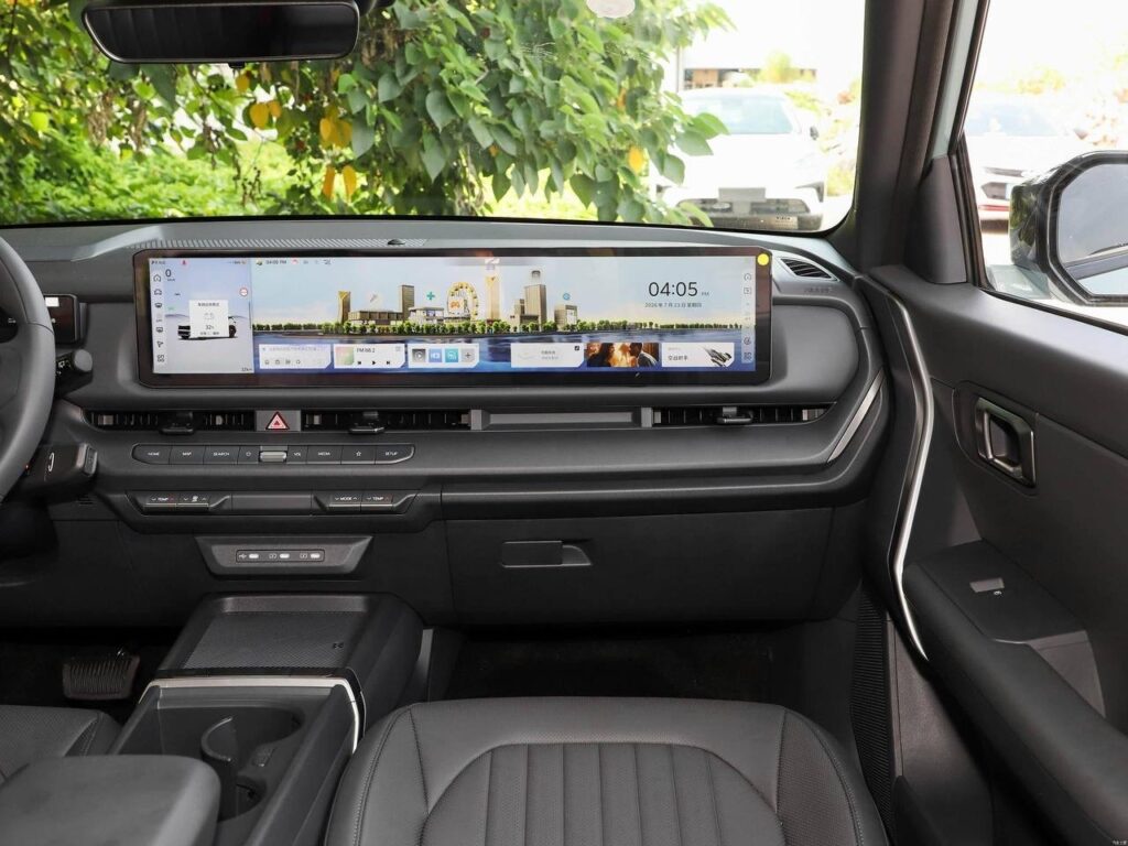 Обзор нового Kia Seltos для Китая: инновационный 27-дюймовый дисплей и современные технологии